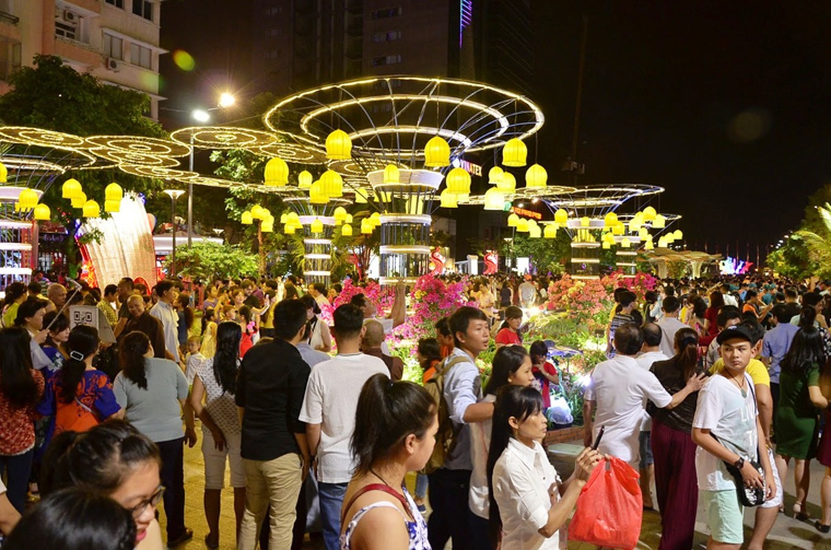 Anh: Bien nguoi chen kin duong hoa Nguyen Hue dem can Tet-Hinh-10